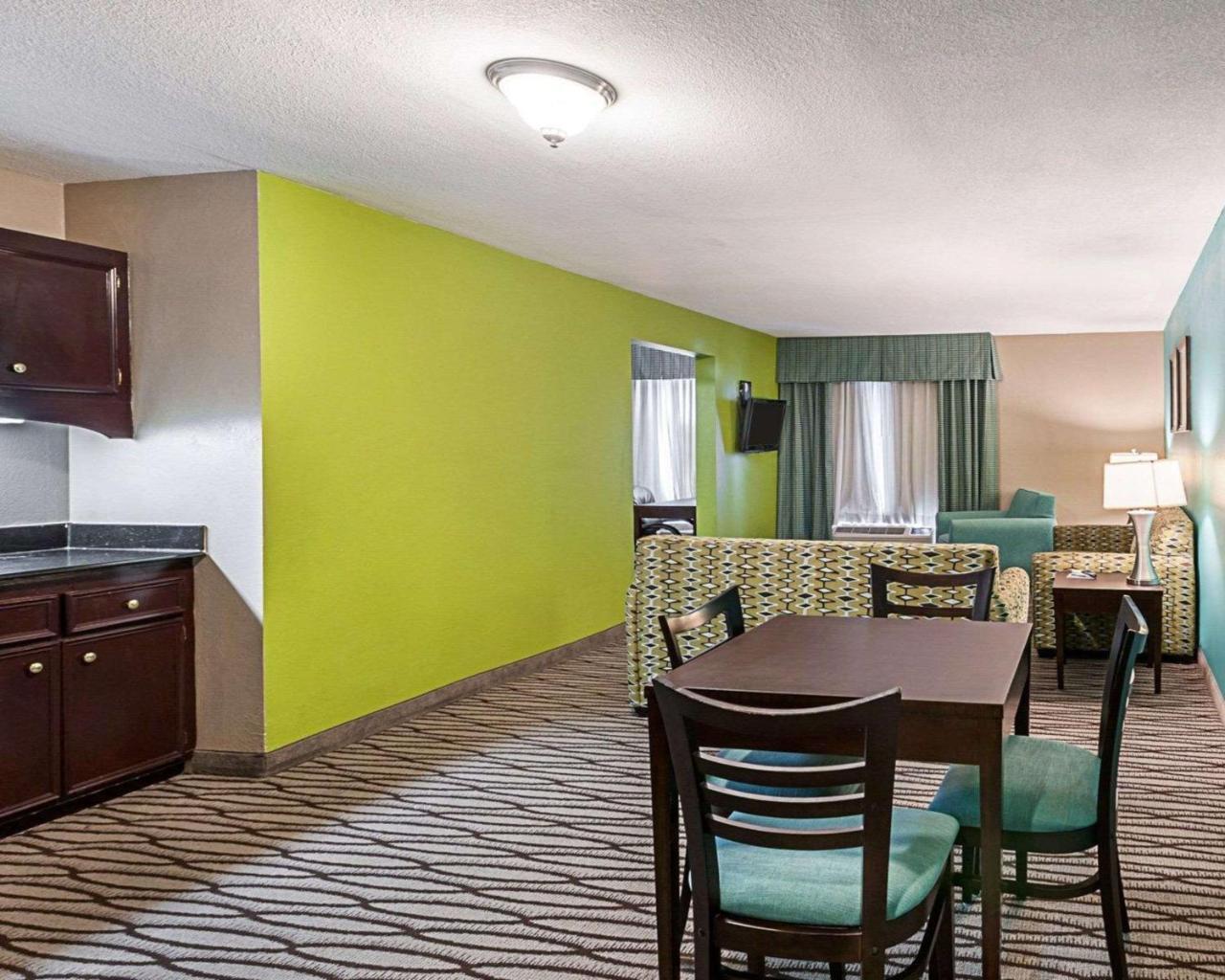 Quality Suites Sulphur Exterior photo